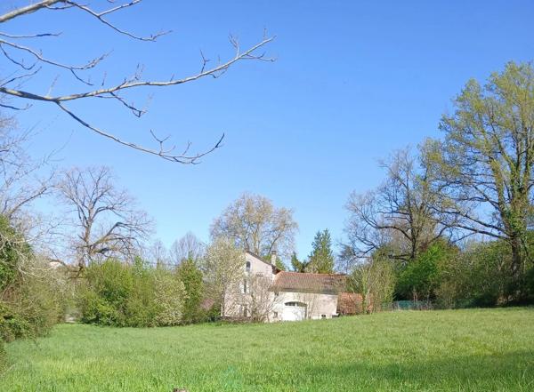 Grand terrain constructible de 4 900 m² à deux pas du centre de Ribérac
