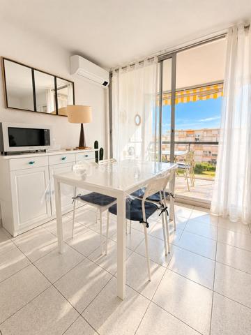 Le Grau-du-Roi, rive gauche, proche plage et commerces.
Situé au 3 ème et dernier étage (sans ascenseur), je vous invite à découvrir ce ravissant appartement de 38 m2 environ avec sa belle terrasse et son grand garage.
Il se compose d'une entrée, une cuisine ouverte aménagée et équipée ouverte sur une belle pièce vie avec un espace repas convivial et un salon chaleureux, 2 chambres lumineuses, une salle de bains et WC séparé.
Et surtout ..... une belle terrasse avec vue dégagée sur la verdure, idéale pour les petits-déjeuners au soleil ou les soirées d'été.
Décoration soignée, climatisation réversible, AUCUN TRVAUX À PRÉVOIR sont autant d'atouts qui sauront vous séduire.
Et n'oublions pas, le vrai plus de ce joli bien, un grand garage de 17 m2 environ, rare et précieux sur notre jolie station balnéaire.
Un appartement qui coche toutes les cases... Alors prêt à le visiter ?