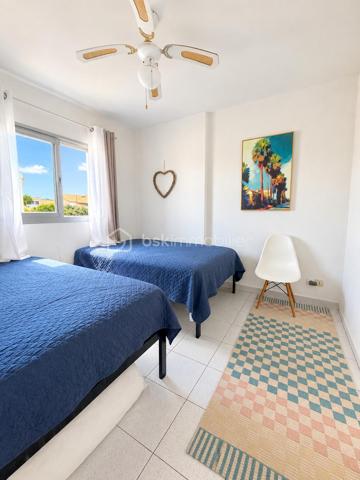 Le Grau-du-Roi, rive gauche, proche plage et commerces.
Situé au 3 ème et dernier étage (sans ascenseur), je vous invite à découvrir ce ravissant appartement de 38 m2 environ avec sa belle terrasse et son grand garage.
Il se compose d'une entrée, une cuisine ouverte aménagée et équipée ouverte sur une belle pièce vie avec un espace repas convivial et un salon chaleureux, 2 chambres lumineuses, une salle de bains et WC séparé.
Et surtout ..... une belle terrasse avec vue dégagée sur la verdure, idéale pour les petits-déjeuners au soleil ou les soirées d'été.
Décoration soignée, climatisation réversible, AUCUN TRVAUX À PRÉVOIR sont autant d'atouts qui sauront vous séduire.
Et n'oublions pas, le vrai plus de ce joli bien, un grand garage de 17 m2 environ, rare et précieux sur notre jolie station balnéaire.
Un appartement qui coche toutes les cases... Alors prêt à le visiter ?