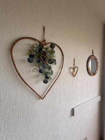 Le Grau-du-Roi, rive gauche, proche plage et commerces.
Situé au 3 ème et dernier étage (sans ascenseur), je vous invite à découvrir ce ravissant appartement de 38 m2 environ avec sa belle terrasse et son grand garage.
Il se compose d'une entrée, une cuisine ouverte aménagée et équipée ouverte sur une belle pièce vie avec un espace repas convivial et un salon chaleureux, 2 chambres lumineuses, une salle de bains et WC séparé.
Et surtout ..... une belle terrasse avec vue dégagée sur la verdure, idéale pour les petits-déjeuners au soleil ou les soirées d'été.
Décoration soignée, climatisation réversible, AUCUN TRVAUX À PRÉVOIR sont autant d'atouts qui sauront vous séduire.
Et n'oublions pas, le vrai plus de ce joli bien, un grand garage de 17 m2 environ, rare et précieux sur notre jolie station balnéaire.
Un appartement qui coche toutes les cases... Alors prêt à le visiter ?