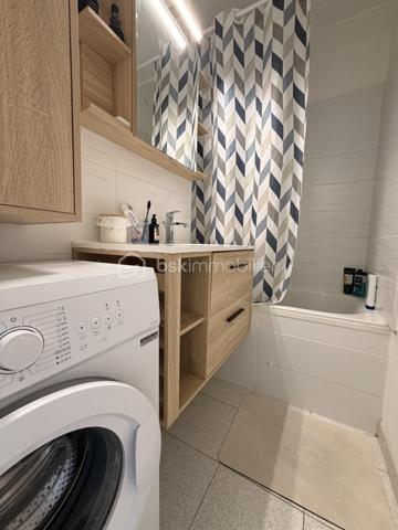 Le Grau-du-Roi, rive gauche, proche plage et commerces.
Situé au 3 ème et dernier étage (sans ascenseur), je vous invite à découvrir ce ravissant appartement de 38 m2 environ avec sa belle terrasse et son grand garage.
Il se compose d'une entrée, une cuisine ouverte aménagée et équipée ouverte sur une belle pièce vie avec un espace repas convivial et un salon chaleureux, 2 chambres lumineuses, une salle de bains et WC séparé.
Et surtout ..... une belle terrasse avec vue dégagée sur la verdure, idéale pour les petits-déjeuners au soleil ou les soirées d'été.
Décoration soignée, climatisation réversible, AUCUN TRVAUX À PRÉVOIR sont autant d'atouts qui sauront vous séduire.
Et n'oublions pas, le vrai plus de ce joli bien, un grand garage de 17 m2 environ, rare et précieux sur notre jolie station balnéaire.
Un appartement qui coche toutes les cases... Alors prêt à le visiter ?