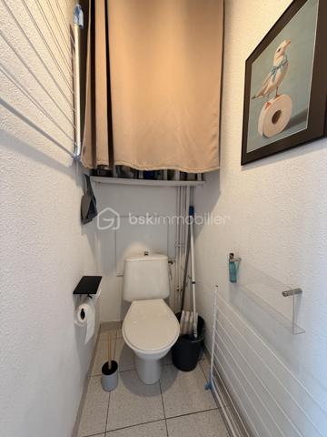 Le Grau-du-Roi, rive gauche, proche plage et commerces.
Situé au 3 ème et dernier étage (sans ascenseur), je vous invite à découvrir ce ravissant appartement de 38 m2 environ avec sa belle terrasse et son grand garage.
Il se compose d'une entrée, une cuisine ouverte aménagée et équipée ouverte sur une belle pièce vie avec un espace repas convivial et un salon chaleureux, 2 chambres lumineuses, une salle de bains et WC séparé.
Et surtout ..... une belle terrasse avec vue dégagée sur la verdure, idéale pour les petits-déjeuners au soleil ou les soirées d'été.
Décoration soignée, climatisation réversible, AUCUN TRVAUX À PRÉVOIR sont autant d'atouts qui sauront vous séduire.
Et n'oublions pas, le vrai plus de ce joli bien, un grand garage de 17 m2 environ, rare et précieux sur notre jolie station balnéaire.
Un appartement qui coche toutes les cases... Alors prêt à le visiter ?