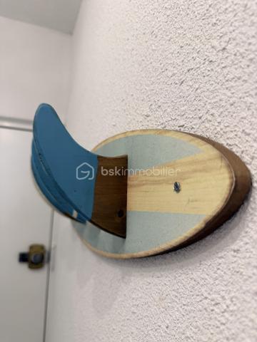 Le Grau-du-Roi, rive gauche, proche plage et commerces.
Situé au 3 ème et dernier étage (sans ascenseur), je vous invite à découvrir ce ravissant appartement de 38 m2 environ avec sa belle terrasse et son grand garage.
Il se compose d'une entrée, une cuisine ouverte aménagée et équipée ouverte sur une belle pièce vie avec un espace repas convivial et un salon chaleureux, 2 chambres lumineuses, une salle de bains et WC séparé.
Et surtout ..... une belle terrasse avec vue dégagée sur la verdure, idéale pour les petits-déjeuners au soleil ou les soirées d'été.
Décoration soignée, climatisation réversible, AUCUN TRVAUX À PRÉVOIR sont autant d'atouts qui sauront vous séduire.
Et n'oublions pas, le vrai plus de ce joli bien, un grand garage de 17 m2 environ, rare et précieux sur notre jolie station balnéaire.
Un appartement qui coche toutes les cases... Alors prêt à le visiter ?