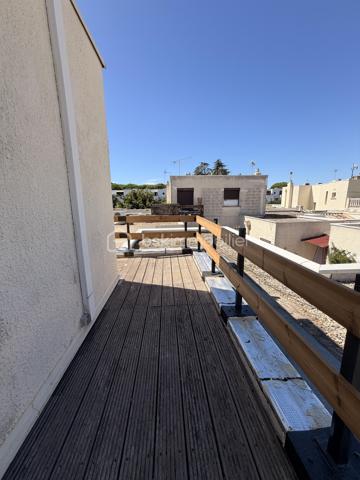 Le Grau-du-Roi, rive gauche, proche plage et commerces.
Situé au 3 ème et dernier étage (sans ascenseur), je vous invite à découvrir ce ravissant appartement de 38 m2 environ avec sa belle terrasse et son grand garage.
Il se compose d'une entrée, une cuisine ouverte aménagée et équipée ouverte sur une belle pièce vie avec un espace repas convivial et un salon chaleureux, 2 chambres lumineuses, une salle de bains et WC séparé.
Et surtout ..... une belle terrasse avec vue dégagée sur la verdure, idéale pour les petits-déjeuners au soleil ou les soirées d'été.
Décoration soignée, climatisation réversible, AUCUN TRVAUX À PRÉVOIR sont autant d'atouts qui sauront vous séduire.
Et n'oublions pas, le vrai plus de ce joli bien, un grand garage de 17 m2 environ, rare et précieux sur notre jolie station balnéaire.
Un appartement qui coche toutes les cases... Alors prêt à le visiter ?