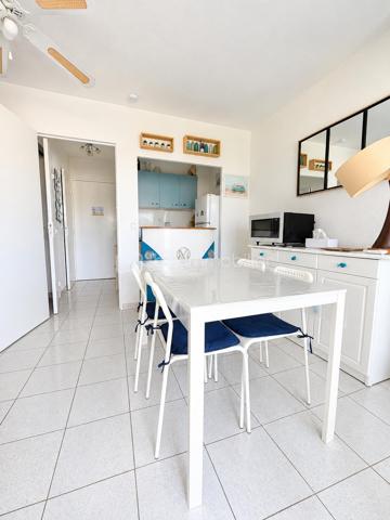 Le Grau-du-Roi, rive gauche, proche plage et commerces.
Situé au 3 ème et dernier étage (sans ascenseur), je vous invite à découvrir ce ravissant appartement de 38 m2 environ avec sa belle terrasse et son grand garage.
Il se compose d'une entrée, une cuisine ouverte aménagée et équipée ouverte sur une belle pièce vie avec un espace repas convivial et un salon chaleureux, 2 chambres lumineuses, une salle de bains et WC séparé.
Et surtout ..... une belle terrasse avec vue dégagée sur la verdure, idéale pour les petits-déjeuners au soleil ou les soirées d'été.
Décoration soignée, climatisation réversible, AUCUN TRVAUX À PRÉVOIR sont autant d'atouts qui sauront vous séduire.
Et n'oublions pas, le vrai plus de ce joli bien, un grand garage de 17 m2 environ, rare et précieux sur notre jolie station balnéaire.
Un appartement qui coche toutes les cases... Alors prêt à le visiter ?