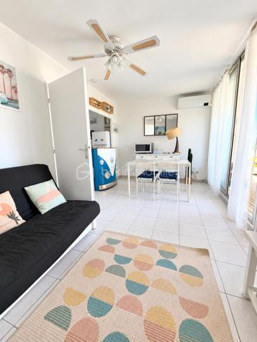 Le Grau-du-Roi, rive gauche, proche plage et commerces.
Situé au 3 ème et dernier étage (sans ascenseur), je vous invite à découvrir ce ravissant appartement de 38 m2 environ avec sa belle terrasse et son grand garage.
Il se compose d'une entrée, une cuisine ouverte aménagée et équipée ouverte sur une belle pièce vie avec un espace repas convivial et un salon chaleureux, 2 chambres lumineuses, une salle de bains et WC séparé.
Et surtout ..... une belle terrasse avec vue dégagée sur la verdure, idéale pour les petits-déjeuners au soleil ou les soirées d'été.
Décoration soignée, climatisation réversible, AUCUN TRVAUX À PRÉVOIR sont autant d'atouts qui sauront vous séduire.
Et n'oublions pas, le vrai plus de ce joli bien, un grand garage de 17 m2 environ, rare et précieux sur notre jolie station balnéaire.
Un appartement qui coche toutes les cases... Alors prêt à le visiter ?