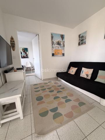 Le Grau-du-Roi, rive gauche, proche plage et commerces.
Situé au 3 ème et dernier étage (sans ascenseur), je vous invite à découvrir ce ravissant appartement de 38 m2 environ avec sa belle terrasse et son grand garage.
Il se compose d'une entrée, une cuisine ouverte aménagée et équipée ouverte sur une belle pièce vie avec un espace repas convivial et un salon chaleureux, 2 chambres lumineuses, une salle de bains et WC séparé.
Et surtout ..... une belle terrasse avec vue dégagée sur la verdure, idéale pour les petits-déjeuners au soleil ou les soirées d'été.
Décoration soignée, climatisation réversible, AUCUN TRVAUX À PRÉVOIR sont autant d'atouts qui sauront vous séduire.
Et n'oublions pas, le vrai plus de ce joli bien, un grand garage de 17 m2 environ, rare et précieux sur notre jolie station balnéaire.
Un appartement qui coche toutes les cases... Alors prêt à le visiter ?