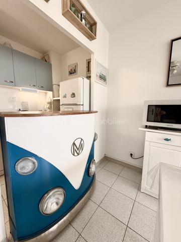 Le Grau-du-Roi, rive gauche, proche plage et commerces.
Situé au 3 ème et dernier étage (sans ascenseur), je vous invite à découvrir ce ravissant appartement de 38 m2 environ avec sa belle terrasse et son grand garage.
Il se compose d'une entrée, une cuisine ouverte aménagée et équipée ouverte sur une belle pièce vie avec un espace repas convivial et un salon chaleureux, 2 chambres lumineuses, une salle de bains et WC séparé.
Et surtout ..... une belle terrasse avec vue dégagée sur la verdure, idéale pour les petits-déjeuners au soleil ou les soirées d'été.
Décoration soignée, climatisation réversible, AUCUN TRVAUX À PRÉVOIR sont autant d'atouts qui sauront vous séduire.
Et n'oublions pas, le vrai plus de ce joli bien, un grand garage de 17 m2 environ, rare et précieux sur notre jolie station balnéaire.
Un appartement qui coche toutes les cases... Alors prêt à le visiter ?