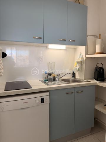Le Grau-du-Roi, rive gauche, proche plage et commerces.
Situé au 3 ème et dernier étage (sans ascenseur), je vous invite à découvrir ce ravissant appartement de 38 m2 environ avec sa belle terrasse et son grand garage.
Il se compose d'une entrée, une cuisine ouverte aménagée et équipée ouverte sur une belle pièce vie avec un espace repas convivial et un salon chaleureux, 2 chambres lumineuses, une salle de bains et WC séparé.
Et surtout ..... une belle terrasse avec vue dégagée sur la verdure, idéale pour les petits-déjeuners au soleil ou les soirées d'été.
Décoration soignée, climatisation réversible, AUCUN TRVAUX À PRÉVOIR sont autant d'atouts qui sauront vous séduire.
Et n'oublions pas, le vrai plus de ce joli bien, un grand garage de 17 m2 environ, rare et précieux sur notre jolie station balnéaire.
Un appartement qui coche toutes les cases... Alors prêt à le visiter ?