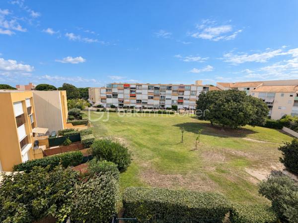 Le Grau-du-Roi, rive gauche, proche plage et commerces.
Situé au 3 ème et dernier étage (sans ascenseur), je vous invite à découvrir ce ravissant appartement de 38 m2 environ avec sa belle terrasse et son grand garage.
Il se compose d'une entrée, une cuisine ouverte aménagée et équipée ouverte sur une belle pièce vie avec un espace repas convivial et un salon chaleureux, 2 chambres lumineuses, une salle de bains et WC séparé.
Et surtout ..... une belle terrasse avec vue dégagée sur la verdure, idéale pour les petits-déjeuners au soleil ou les soirées d'été.
Décoration soignée, climatisation réversible, AUCUN TRVAUX À PRÉVOIR sont autant d'atouts qui sauront vous séduire.
Et n'oublions pas, le vrai plus de ce joli bien, un grand garage de 17 m2 environ, rare et précieux sur notre jolie station balnéaire.
Un appartement qui coche toutes les cases... Alors prêt à le visiter ?
