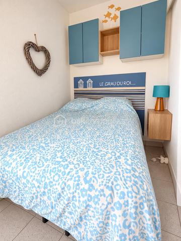 Le Grau-du-Roi, rive gauche, proche plage et commerces.
Situé au 3 ème et dernier étage (sans ascenseur), je vous invite à découvrir ce ravissant appartement de 38 m2 environ avec sa belle terrasse et son grand garage.
Il se compose d'une entrée, une cuisine ouverte aménagée et équipée ouverte sur une belle pièce vie avec un espace repas convivial et un salon chaleureux, 2 chambres lumineuses, une salle de bains et WC séparé.
Et surtout ..... une belle terrasse avec vue dégagée sur la verdure, idéale pour les petits-déjeuners au soleil ou les soirées d'été.
Décoration soignée, climatisation réversible, AUCUN TRVAUX À PRÉVOIR sont autant d'atouts qui sauront vous séduire.
Et n'oublions pas, le vrai plus de ce joli bien, un grand garage de 17 m2 environ, rare et précieux sur notre jolie station balnéaire.
Un appartement qui coche toutes les cases... Alors prêt à le visiter ?