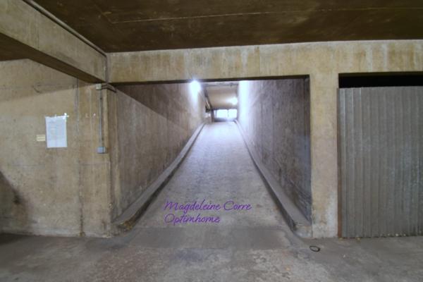 Box de 15m² et 3.80 m de hauteur dans résidence de 1972