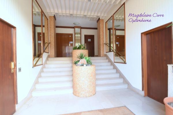 Box de 15m² et 3.80 m de hauteur dans résidence de 1972