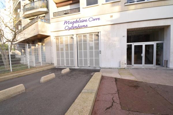 Box de 15m² et 3.80 m de hauteur dans résidence de 1972