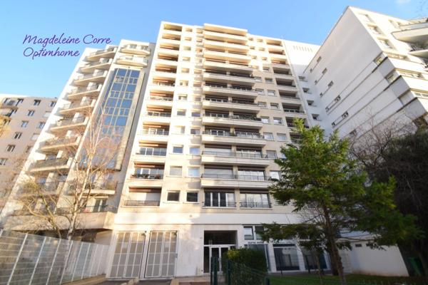 Box de 15m² et 3.80 m de hauteur dans résidence de 1972