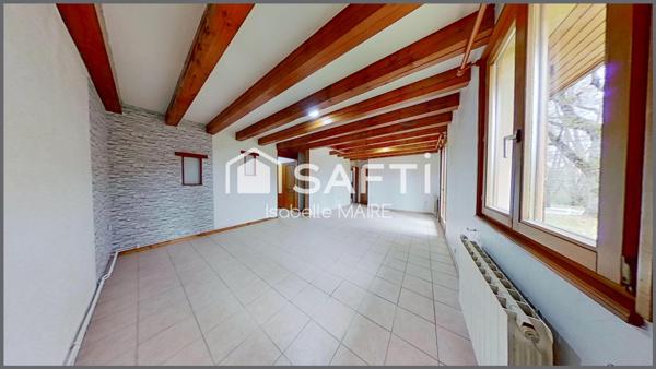 Maison individuelle avec véranda, garage et jardin