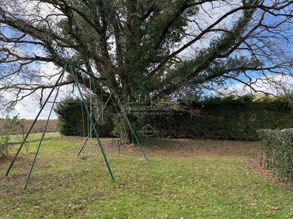 VIAGER OCCUPÉ – Maison de caractère avec piscine + dépendances – Grand jardin – LÉSIGNY (86)