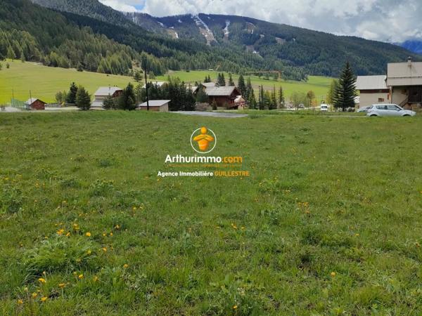 Vente                                                      Terrain
                        
                                         1032 m2                     à Arvieux