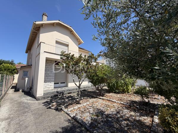Située dans la paisible ville de Miramont-de-Guyenne, cette demeure de 1949 a été entièrement rénovée pour offrir un cadre de vie exceptionnel. Avec ses 150 m², cet habitat vous promet calme et confort dans un quartier résidentiel, tout en bénéficiant de la proximité urbaine pour vos commodités quotidiennes.

Cette maison atypique sur deux niveaux comprend six pièces spacieuses, dont quatre chambres accueillantes. Les deux salles de bain et salles d’eau, ainsi que les WC séparés, ajoutent praticité et confort. Les menuiseries de qualité et le double vitrage garantissent isolation et confort thermique, complétés  ainsi par des panneaux photovoltaïques ,

L'intérieur, agrémenté d'une cheminée et d'une pompe a chaleur , offre un agencement harmonieux entre le séjour lumineux, la cuisine moderne et les espaces privés. Le bien, libre de toute mitoyenneté, dispose également d'une cave pratique.

Profitez des espaces extérieurs ensoleillés avec un balcon orienté sud et deux terrasses, ainsi qu'une piscine pour vos moments de détente. Quatre places de parking et un garage complètent ces prestations haut de gamme.

 cette demeure incarne un véritable coup de cœur pour qui recherche tranquillité et style de vie raffinée. Commerces, écoles et services sont à proximité immédiate pour un quotidien facilité. Une opportunité unique à saisir, à Miramont-de-Guyenne, pour allier confort et praticité dans une maison de rêve.
