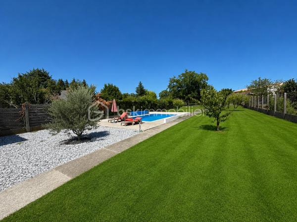 Située dans la paisible ville de Miramont-de-Guyenne, cette demeure de 1949 a été entièrement rénovée pour offrir un cadre de vie exceptionnel. Avec ses 150 m², cet habitat vous promet calme et confort dans un quartier résidentiel, tout en bénéficiant de la proximité urbaine pour vos commodités quotidiennes.

Cette maison atypique sur deux niveaux comprend six pièces spacieuses, dont quatre chambres accueillantes. Les deux salles de bain et salles d’eau, ainsi que les WC séparés, ajoutent praticité et confort. Les menuiseries de qualité et le double vitrage garantissent isolation et confort thermique, complétés  ainsi par des panneaux photovoltaïques ,

L'intérieur, agrémenté d'une cheminée et d'une pompe a chaleur , offre un agencement harmonieux entre le séjour lumineux, la cuisine moderne et les espaces privés. Le bien, libre de toute mitoyenneté, dispose également d'une cave pratique.

Profitez des espaces extérieurs ensoleillés avec un balcon orienté sud et deux terrasses, ainsi qu'une piscine pour vos moments de détente. Quatre places de parking et un garage complètent ces prestations haut de gamme.

 cette demeure incarne un véritable coup de cœur pour qui recherche tranquillité et style de vie raffinée. Commerces, écoles et services sont à proximité immédiate pour un quotidien facilité. Une opportunité unique à saisir, à Miramont-de-Guyenne, pour allier confort et praticité dans une maison de rêve.
