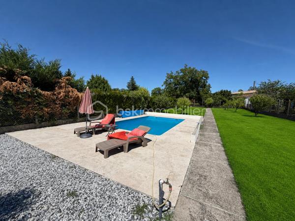 Située dans la paisible ville de Miramont-de-Guyenne, cette demeure de 1949 a été entièrement rénovée pour offrir un cadre de vie exceptionnel. Avec ses 150 m², cet habitat vous promet calme et confort dans un quartier résidentiel, tout en bénéficiant de la proximité urbaine pour vos commodités quotidiennes.

Cette maison atypique sur deux niveaux comprend six pièces spacieuses, dont quatre chambres accueillantes. Les deux salles de bain et salles d’eau, ainsi que les WC séparés, ajoutent praticité et confort. Les menuiseries de qualité et le double vitrage garantissent isolation et confort thermique, complétés  ainsi par des panneaux photovoltaïques ,

L'intérieur, agrémenté d'une cheminée et d'une pompe a chaleur , offre un agencement harmonieux entre le séjour lumineux, la cuisine moderne et les espaces privés. Le bien, libre de toute mitoyenneté, dispose également d'une cave pratique.

Profitez des espaces extérieurs ensoleillés avec un balcon orienté sud et deux terrasses, ainsi qu'une piscine pour vos moments de détente. Quatre places de parking et un garage complètent ces prestations haut de gamme.

 cette demeure incarne un véritable coup de cœur pour qui recherche tranquillité et style de vie raffinée. Commerces, écoles et services sont à proximité immédiate pour un quotidien facilité. Une opportunité unique à saisir, à Miramont-de-Guyenne, pour allier confort et praticité dans une maison de rêve.
