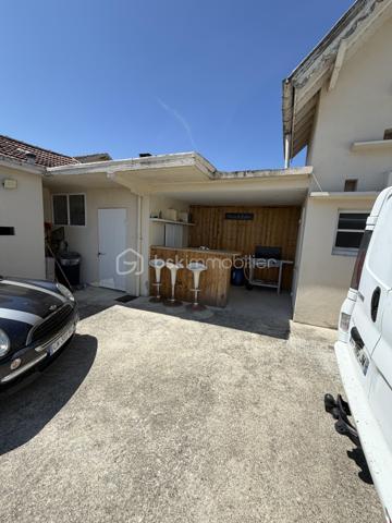 Située dans la paisible ville de Miramont-de-Guyenne, cette demeure de 1949 a été entièrement rénovée pour offrir un cadre de vie exceptionnel. Avec ses 150 m², cet habitat vous promet calme et confort dans un quartier résidentiel, tout en bénéficiant de la proximité urbaine pour vos commodités quotidiennes.

Cette maison atypique sur deux niveaux comprend six pièces spacieuses, dont quatre chambres accueillantes. Les deux salles de bain et salles d’eau, ainsi que les WC séparés, ajoutent praticité et confort. Les menuiseries de qualité et le double vitrage garantissent isolation et confort thermique, complétés  ainsi par des panneaux photovoltaïques ,

L'intérieur, agrémenté d'une cheminée et d'une pompe a chaleur , offre un agencement harmonieux entre le séjour lumineux, la cuisine moderne et les espaces privés. Le bien, libre de toute mitoyenneté, dispose également d'une cave pratique.

Profitez des espaces extérieurs ensoleillés avec un balcon orienté sud et deux terrasses, ainsi qu'une piscine pour vos moments de détente. Quatre places de parking et un garage complètent ces prestations haut de gamme.

 cette demeure incarne un véritable coup de cœur pour qui recherche tranquillité et style de vie raffinée. Commerces, écoles et services sont à proximité immédiate pour un quotidien facilité. Une opportunité unique à saisir, à Miramont-de-Guyenne, pour allier confort et praticité dans une maison de rêve.