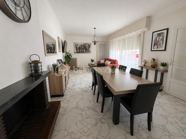 Située dans la paisible ville de Miramont-de-Guyenne, cette demeure de 1949 a été entièrement rénovée pour offrir un cadre de vie exceptionnel. Avec ses 150 m², cet habitat vous promet calme et confort dans un quartier résidentiel, tout en bénéficiant de la proximité urbaine pour vos commodités quotidiennes.

Cette maison atypique sur deux niveaux comprend six pièces spacieuses, dont quatre chambres accueillantes. Les deux salles de bain et salles d’eau, ainsi que les WC séparés, ajoutent praticité et confort. Les menuiseries de qualité et le double vitrage garantissent isolation et confort thermique, complétés  ainsi par des panneaux photovoltaïques ,

L'intérieur, agrémenté d'une cheminée et d'une pompe a chaleur , offre un agencement harmonieux entre le séjour lumineux, la cuisine moderne et les espaces privés. Le bien, libre de toute mitoyenneté, dispose également d'une cave pratique.

Profitez des espaces extérieurs ensoleillés avec un balcon orienté sud et deux terrasses, ainsi qu'une piscine pour vos moments de détente. Quatre places de parking et un garage complètent ces prestations haut de gamme.

 cette demeure incarne un véritable coup de cœur pour qui recherche tranquillité et style de vie raffinée. Commerces, écoles et services sont à proximité immédiate pour un quotidien facilité. Une opportunité unique à saisir, à Miramont-de-Guyenne, pour allier confort et praticité dans une maison de rêve.