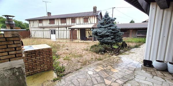 Belle Maison de Village et de Caractère style Champenois de 155 m² à Rénover et Façonner à votre Goût avec sa Cour sécurisée, Terrasse couverte, Garage et Grange de 125 m², Appentis, Bûcher et Terrain arboré de 973 m²