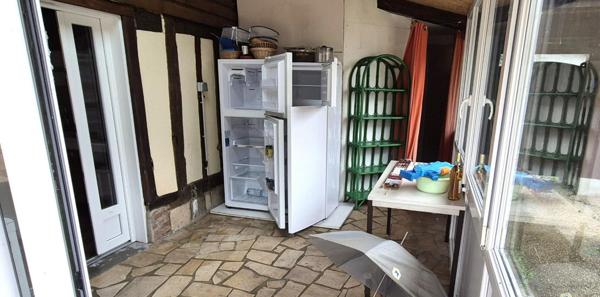 Belle Maison de Village et de Caractère style Champenois de 155 m² à Rénover et Façonner à votre Goût avec sa Cour sécurisée, Terrasse couverte, Garage et Grange de 125 m², Appentis, Bûcher et Terrain arboré de 973 m²