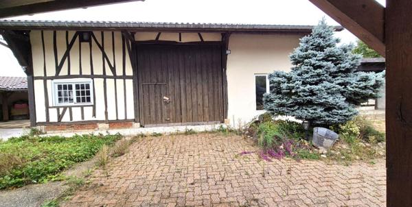 Belle Maison de Village et de Caractère style Champenois de 155 m² à Rénover et Façonner à votre Goût avec sa Cour sécurisée, Terrasse couverte, Garage et Grange de 125 m², Appentis, Bûcher et Terrain arboré de 973 m²