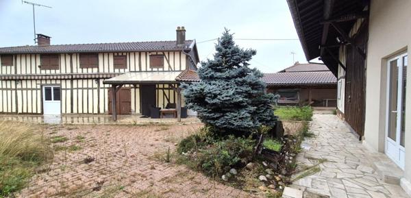 Belle Maison de Village et de Caractère style Champenois de 155 m² à Rénover et Façonner à votre Goût avec sa Cour sécurisée, Terrasse couverte, Garage et Grange de 125 m², Appentis, Bûcher et Terrain arboré de 973 m²