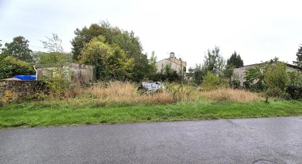 Belle Maison de Village et de Caractère style Champenois de 155 m² à Rénover et Façonner à votre Goût avec sa Cour sécurisée, Terrasse couverte, Garage et Grange de 125 m², Appentis, Bûcher et Terrain arboré de 973 m²