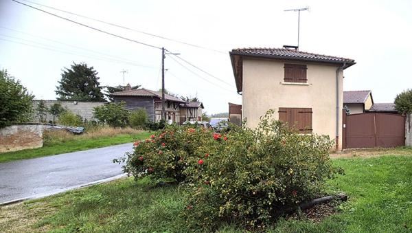 Belle Maison de Village et de Caractère style Champenois de 155 m² à Rénover et Façonner à votre Goût avec sa Cour sécurisée, Terrasse couverte, Garage et Grange de 125 m², Appentis, Bûcher et Terrain arboré de 973 m²