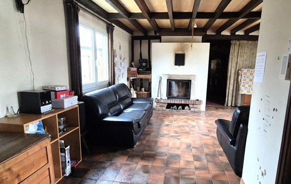 Belle Maison de Village et de Caractère style Champenois de 155 m² à Rénover et Façonner à votre Goût avec sa Cour sécurisée, Terrasse couverte, Garage et Grange de 125 m², Appentis, Bûcher et Terrain arboré de 973 m²