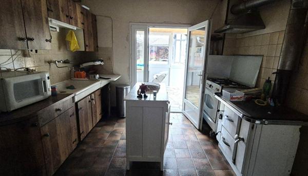 Belle Maison de Village et de Caractère style Champenois de 155 m² à Rénover et Façonner à votre Goût avec sa Cour sécurisée, Terrasse couverte, Garage et Grange de 125 m², Appentis, Bûcher et Terrain arboré de 973 m²