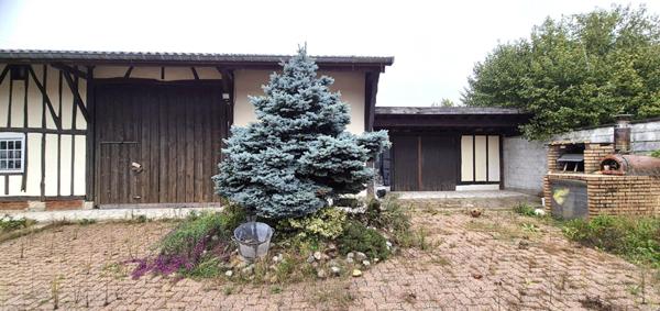 Belle Maison de Village et de Caractère style Champenois de 155 m² à Rénover et Façonner à votre Goût avec sa Cour sécurisée, Terrasse couverte, Garage et Grange de 125 m², Appentis, Bûcher et Terrain arboré de 973 m²