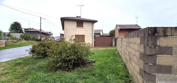 Belle Maison de Village et de Caractère style Champenois de 155 m² à Rénover et Façonner à votre Goût avec sa Cour sécurisée, Terrasse couverte, Garage et Grange de 125 m², Appentis, Bûcher et Terrain arboré de 973 m²