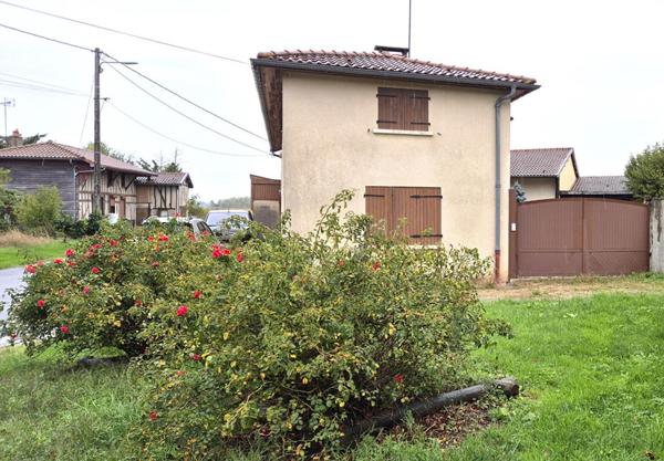 Belle Maison de Village et de Caractère style Champenois de 155 m² à Rénover et Façonner à votre Goût avec sa Cour sécurisée, Terrasse couverte, Garage et Grange de 125 m², Appentis, Bûcher et Terrain arboré de 973 m²