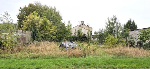 Belle Maison de Village et de Caractère style Champenois de 155 m² à Rénover et Façonner à votre Goût avec sa Cour sécurisée, Terrasse couverte, Garage et Grange de 125 m², Appentis, Bûcher et Terrain arboré de 973 m²