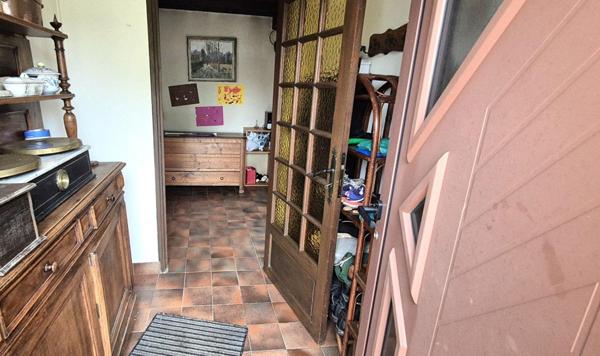 Belle Maison de Village et de Caractère style Champenois de 155 m² à Rénover et Façonner à votre Goût avec sa Cour sécurisée, Terrasse couverte, Garage et Grange de 125 m², Appentis, Bûcher et Terrain arboré de 973 m²