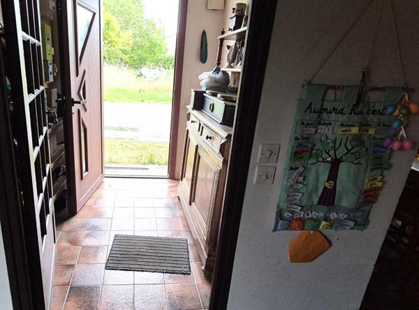 Belle Maison de Village et de Caractère style Champenois de 155 m² à Rénover et Façonner à votre Goût avec sa Cour sécurisée, Terrasse couverte, Garage et Grange de 125 m², Appentis, Bûcher et Terrain arboré de 973 m²