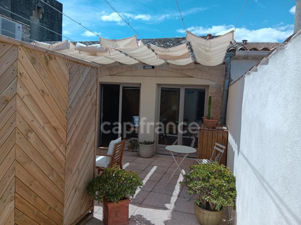 GARD (30) AIGUES-MORTES (30200) à vendre Immeuble mixte de 300 m 2 (1 local commercial 130 m 2 et 3 appartements).