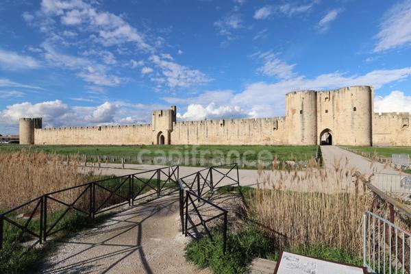 GARD (30) AIGUES-MORTES (30200) à vendre Immeuble mixte de 300 m 2 (1 local commercial 130 m 2 et 3 appartements).