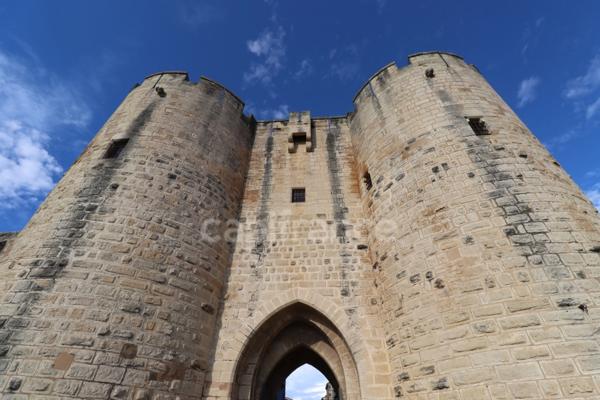 GARD (30) AIGUES-MORTES (30200) à vendre Immeuble mixte de 300 m 2 (1 local commercial 130 m 2 et 3 appartements).