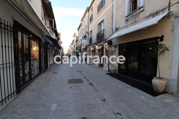 GARD (30) AIGUES-MORTES (30200) à vendre Immeuble mixte de 300 m 2 (1 local commercial 130 m 2 et 3 appartements).
