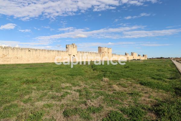 GARD (30) AIGUES-MORTES (30200) à vendre Immeuble mixte de 300 m 2 (1 local commercial 130 m 2 et 3 appartements).