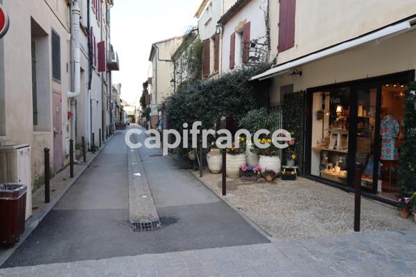 GARD (30) AIGUES-MORTES (30200) à vendre Immeuble mixte de 300 m 2 (1 local commercial 130 m 2 et 3 appartements).
