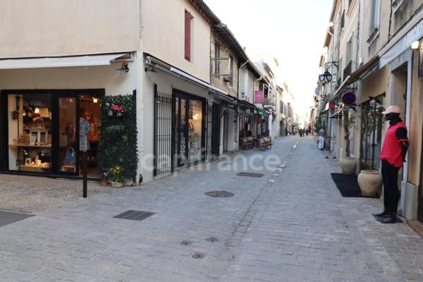 GARD (30) AIGUES-MORTES (30200) à vendre Immeuble mixte de 300 m 2 (1 local commercial 130 m 2 et 3 appartements).