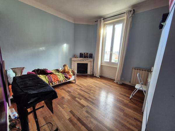 Appartement T4 dernier étage avec parking Alès (30100)