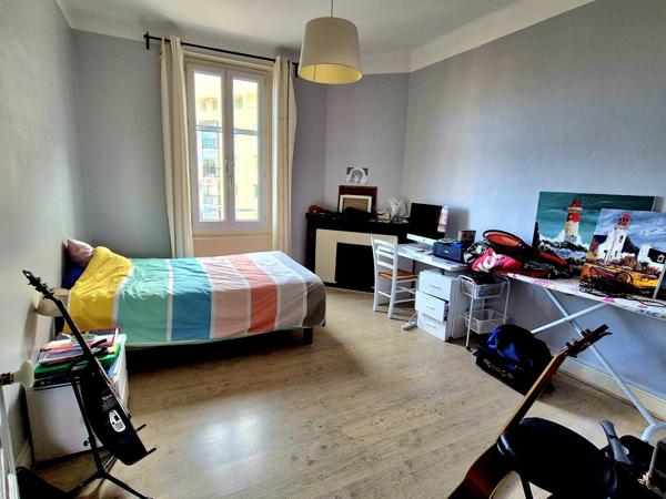 Appartement T4 dernier étage avec parking Alès (30100)